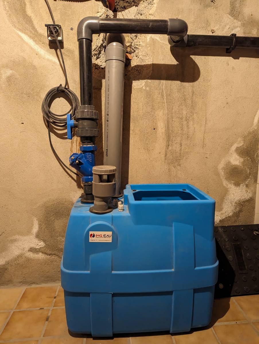 Poste de relevage des eaux usées en pose libre.