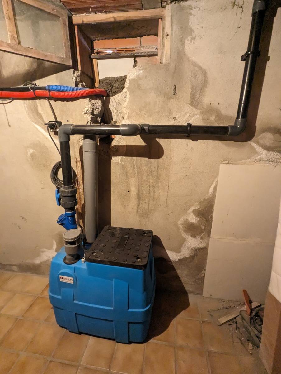 Poste de relevage des eaux usées en pose libre.